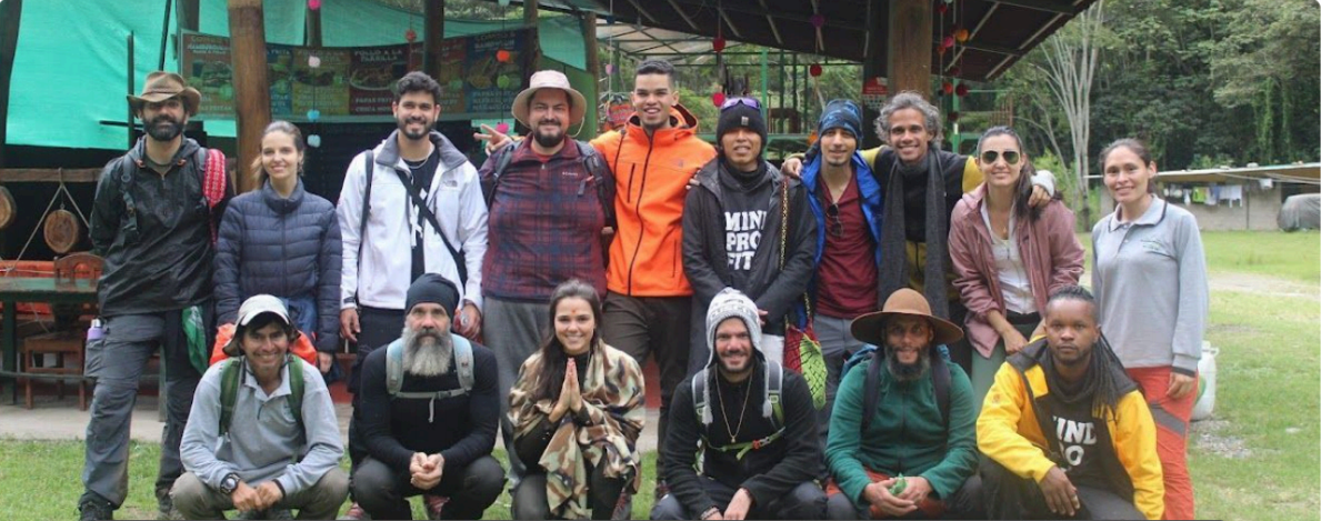 Grupo de viajeros en la ruta Cusco Hidroelectrica